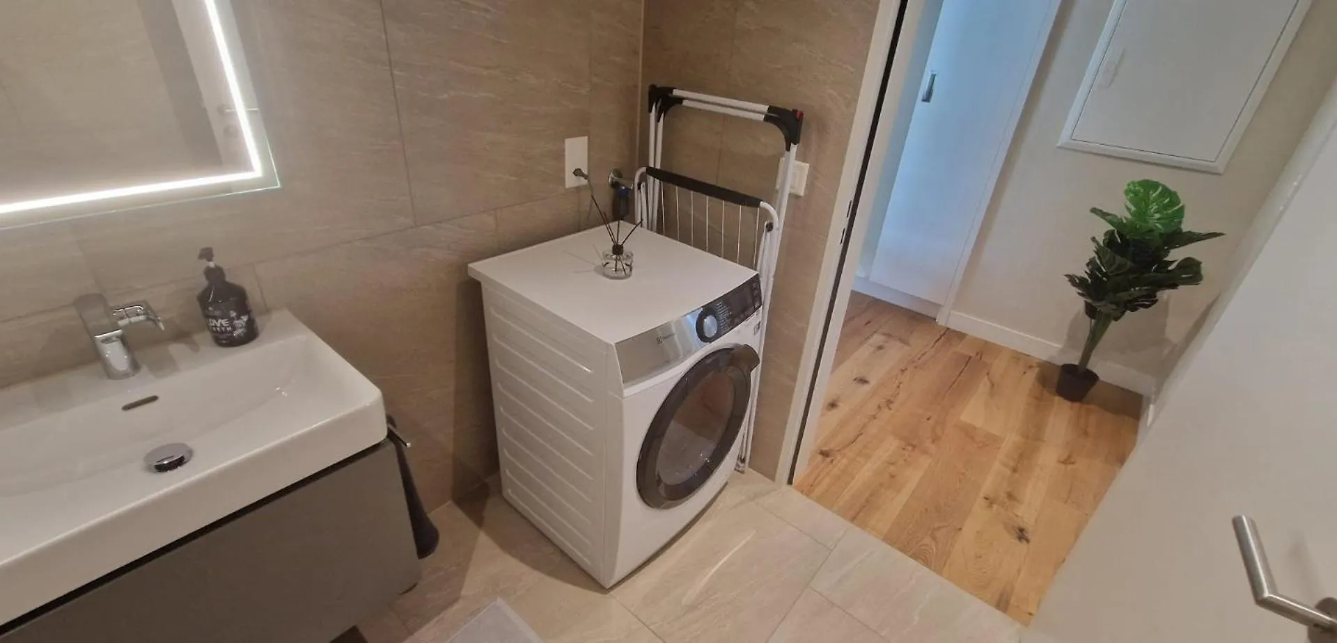 Visionary Hospitality Embrach, Zuerich - Premium Apartments With Free Parking, Washer, Kitchen, Rooftop, Coworking-Space, 15' Airport 0*, Embrach Switzerland