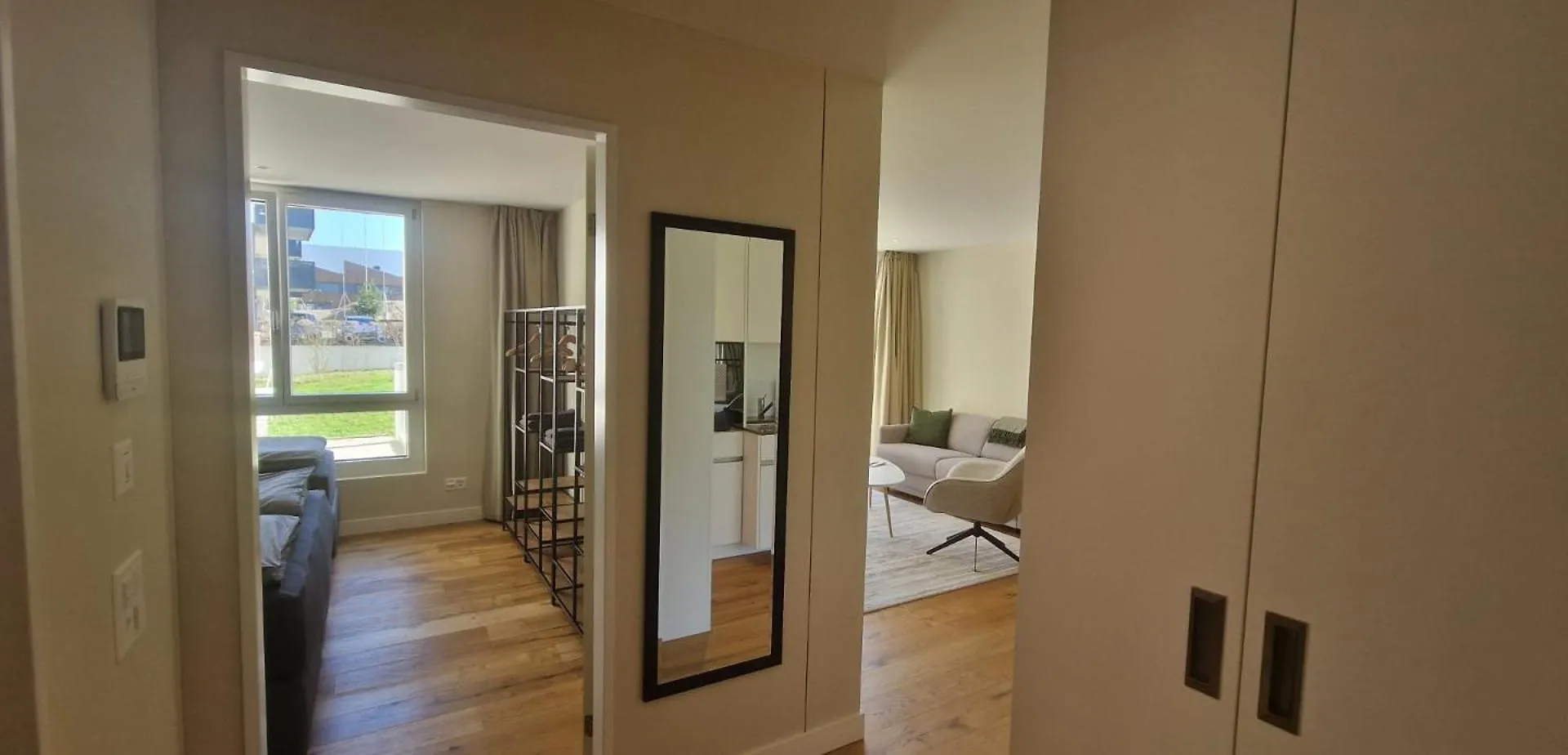 Visionary Hospitality Embrach, Zuerich - Premium Apartments With Free Parking, Washer, Kitchen, Rooftop, Coworking-Space, 15' Airport 0*, Embrach Svájc